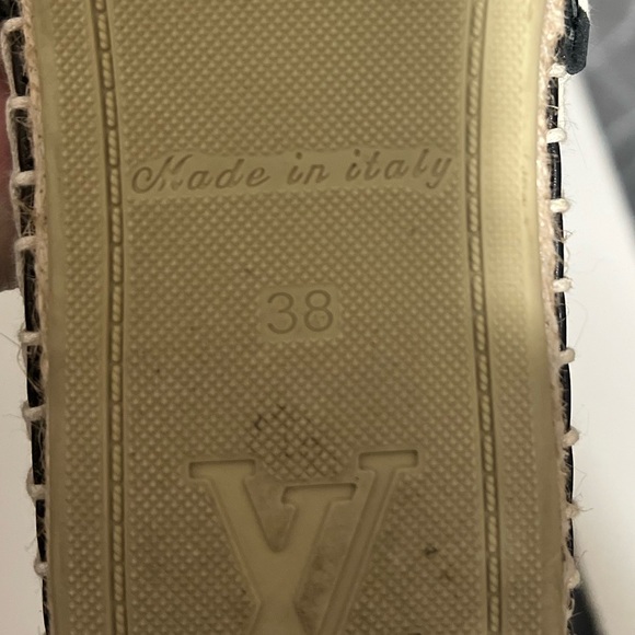 LOUIS VUITTON
Black Pebbled Leather Starboard
Espadrille Flats Size 38 - Picture 6 of 9